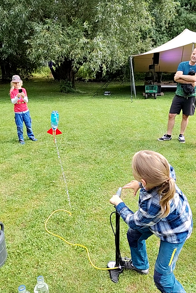 🚀🎪 Druckwasserraketen auf dem Festival für Freunde! 💦☀️