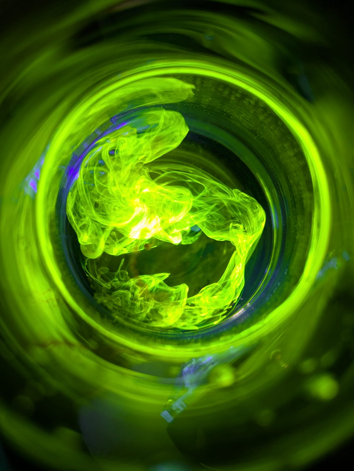 Fluoresceinschlieren und ein Tornado im Glas
